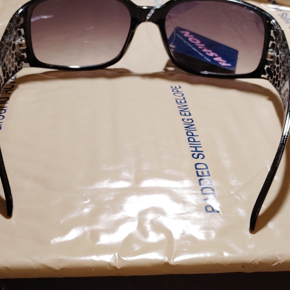 Women - Picture 3 of 4